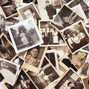 Photographies vintage minuscules en noir et blanc, photographies anciennes, ancêtres instantanés, photos trouvées, éphémères, collage d'art, album, journal indésirable