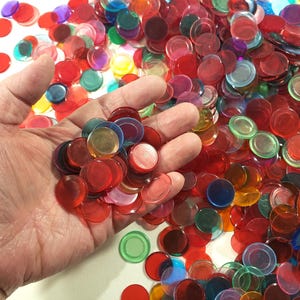 Pièces de jeu en plastique vintage, jetons de bingo, plastique coloré, jeu Ephemera, journal indésirable, scrapbooking, fournitures artistiques pour collage, points de bingo