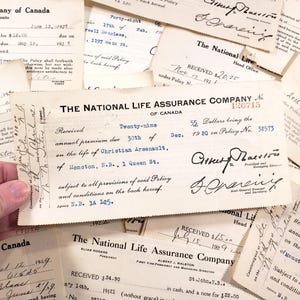 Op de afbeelding: Een vintage ontvangstbewijs van The National Life Assurance Company of Canada gedateerd december 1920. Het ontvangstbewijs is voor negenentwintig dollar en vijfenvijftig cent, betaald op polisnummer 32573 voor Christian Arsenault van Monoton, N.B. Het ontvangstbewijs is ondertekend door Gilbert Morrison, president en algemeen directeur, en J. O'Neil, adjunct-directeur en secretaris.