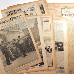 Peut inclure: Une collection de pages de journaux italiens vintage intitulée La Domenica del Corriere, présentant du papier vieilli blanc cassé avec des illustrations à l'encre noire et colorée, une typographie historique et diverses publicités dont Grafofono Columbia.