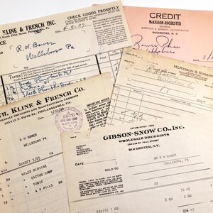 Peut inclure: Ensemble de factures et de reçus anciens, avec des informations manuscrites et des logos d'entreprises. Les documents sont de tailles et de couleurs variées, avec des dates et des noms visibles, dont "Smith, Kline & French Inc."