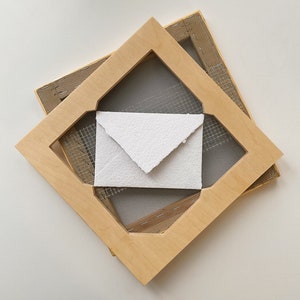 Molde de sobre y desbarbado para hacer papel a mano. Kit para hacer papel. Regalo ecológico.