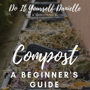 Peut inclure: Image d'un bac à compost rempli de matières organiques, notamment des feuilles séchées et des débris végétaux. Le texte "Compost A Beginner's Guide" est affiché en écriture blanche sur le bac. Le titre du blog "Do It Yourself Danielle" est en haut.