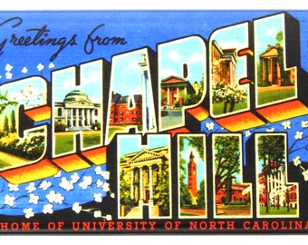 Puede incluir: Una postal vintage con fondo azul y flores blancas. El texto "Greetings from Chapel Hill" está en letras grandes y coloridas. La postal también dice "Home of University of North Carolina".