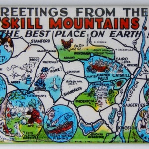 Puede incluir: Un imán de recuerdo vintage de las montañas Catskill, N.Y., con una colorida ilustración de mapa. El mapa presenta representaciones de dibujos animados de atracciones y actividades locales, incluyendo "Pretty Girls", "Good Hunting" y "Fresh Water Fishing".