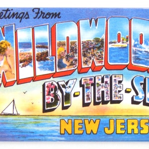 Pode incluir: &Iacute;man de postal vintage com o texto "Greetings From Wildwood By-The-Sea New Jersey". O &iacute;man apresenta uma cena de praia com c&eacute;u azul e oceano, e um veleiro. A palavra "Wildwood" est&aacute; em letras grandes e coloridas.