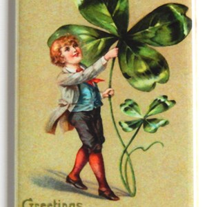 Aimant de réfrigérateur « Enfant avec trèfle » pour la Saint-Patrick