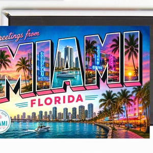 Op de afbeelding: Miami, Florida souvenirmagneet met een vintage ansichtkaartontwerp. De afbeelding toont een levendige zonsondergang boven de stad, palmbomen en de tekst "Greetings from Miami Florida". De magneet bevat een stadsgezicht en een boot op het water.