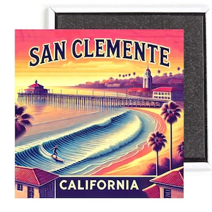 Op de afbeelding: Een vintage-stijl illustratie van een pier- en strandscene in San Clemente, Californië. De afbeelding toont een pier die de oceaan inloopt, een surfer die op een golf rijdt en een zonsondergangshemel met palmbomen. De tekst "San Clemente, Californië" wordt bovenaan en onderaan de afbeelding weergegeven.