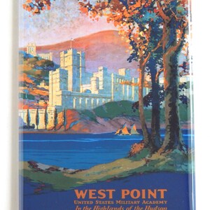 Puede incluir: Un cartel de viaje vintage que anuncia la Academia Militar de los Estados Unidos en West Point, Nueva York. El cartel presenta una vista panorámica de los edificios de la academia, un río y árboles con colores otoñales. El texto en el cartel dice "West Point, Academia Militar de los Estados Unidos, En las Tierras Altas del Hudson, Líneas Centrales de Nueva York."