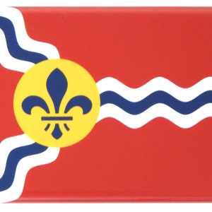 以下が含まれることがあります： ミズーリ州セントルイスの旗は、赤い背景に3本の白い波状の線と、黄色の円の中に青いフルール・ド・リスが描かれています。