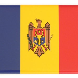 Könnte beinhalten: Rechteckiger Magnet mit der Flagge Moldawiens. Die Flagge hat vertikale Streifen in Blau, Gelb und Rot. Der gelbe Streifen zeigt das moldauische Wappen, einen goldenen Adler mit einem Schild.