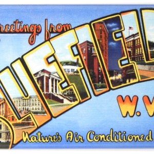 Puede incluir: Saludos desde Bluefield, W.VA. La ciudad con aire acondicionado natural. Una postal vintage con fondo azul y fuente amarilla y naranja. El nombre de la ciudad está en letras grandes con imágenes de edificios detrás de cada letra.