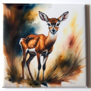 Könnte beinhalten: Ein Aquarellbild eines jungen Rehs mit braunem und weiß geflecktem Fell, das in einem Feld mit hohem Gras steht. Der Hintergrund ist ein weicher Schleier aus Braun, Gelb und Blau.