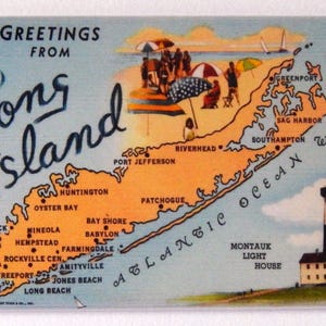Peut inclure: Carte postale vintage représentant une carte de Long Island, New York, avec des lieux clés. L'image comprend une scène de plage, un phare et le texte "Greetings from Long Island."