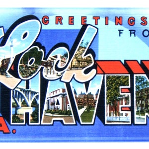 Può includere: Una cartolina vintage con sfondo blu e il testo "Greetings from Lock Haven, PA." in lettere bianche e rosse. Il testo è circondato da immagini di edifici e un ponte.