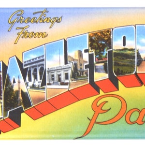 Puede incluir: Una postal vintage con fondo amarillo y el texto "Greetings from Hazleton Pa." en una fuente roja, blanca y azul. El texto está en estilo 3D y se coloca sobre un fondo de imágenes de edificios y paisajes.