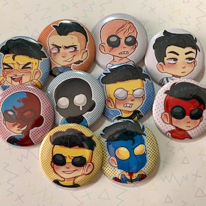 Könnte beinhalten: Satz von zehn 2,5 cm großen Ansteckbuttons mit verschiedenen Comicfiguren mit unterschiedlichen Gesichtsausdrücken und Frisuren. Die Figuren sind im farbenfrohen Anime-Stil gezeichnet.