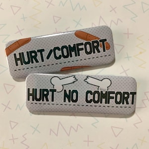 Puede incluir: Dos botones rectangulares blancos con texto negro y gráficos de vendas marrones. El botón superior dice "HURT/COMFORT" y el botón inferior dice "HURT NO COMFORT".