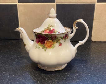 Beautiful Royal Albert Old Country Roses small teapot