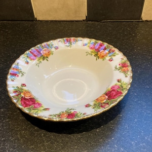 Elegant Royal Albert Old Country Roses 8" flat rimmed soup bowl