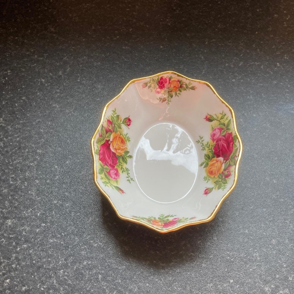 Royal Albert Old Country Roses scalloped trinket dish