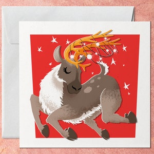 Biglietto di Natale delle renne su sfondo rosso che mostra il cervo magico, la carta Rudolf di Natale invernale, il pacchetto multiplo di carte regalo tradizionali per gli amici