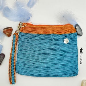 Petite pochette soirée bleu et orange avec bandouilère poignet