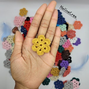 Lots de cinq petites fleurs monochrome fait main au crochet,  Fleurs crochetées en fil de coton, Accessoires colorés faits main