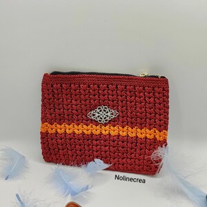 Pochette de soirée rouge avec une pointe d'orange, Pochette de soirée rouge délicatement rehaussée d'orange