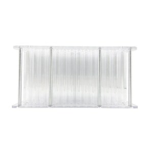Op de afbeelding: Een doorzichtige plastic reageerbuisrek met meerdere rijen buizen. Het rek is ontworpen om reageerbuizen vast te houden en te organiseren voor gebruik in het laboratorium of voor wetenschappelijk gebruik.