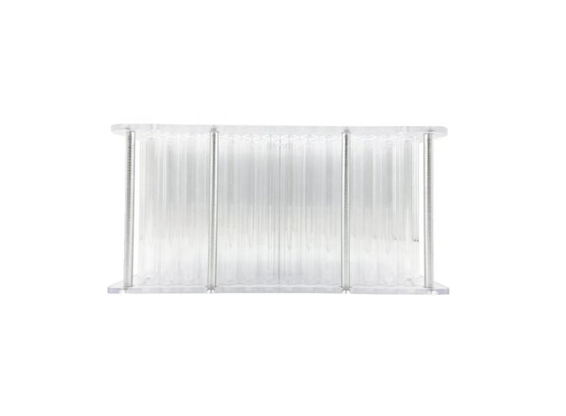 Op de afbeelding: Een doorzichtige plastic reageerbuisrek met meerdere rijen buizen. Het rek is ontworpen om reageerbuizen vast te houden en te organiseren voor gebruik in het laboratorium of voor wetenschappelijk gebruik.