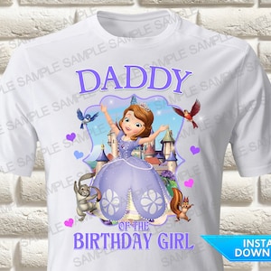 Puede incluir: Una camiseta blanca con un diseño morado que presenta un personaje de princesa de la serie animada Sofia la Primera. El diseño incluye un castillo, pájaros y animales. El texto "Daddy of the Birthday Girl" está impreso en la camiseta.