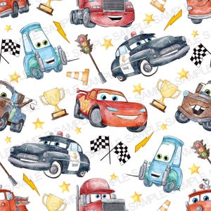 Op de afbeelding: Een herhalend patroon van cartoonauto's, vrachtwagens en race-elementen op een witte achtergrond. Het ontwerp bevat rode, blauwe en bruine voertuigen, geblokte vlaggen, trofeeën en gele sterren. De auto's hebben lachende gezichten.