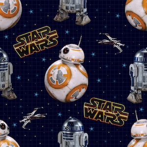 Könnte beinhalten: Ein dunkelblaues Stoffmuster mit dem Star Wars-Logo in Gelb und Orange, durchsetzt mit Illustrationen von BB-8-Droiden, R2-D2-Droiden und X-Wing-Sternenjägern vor einem Hintergrund aus kleinen hellblauen Sternen und einem feinen Gitterdesign.