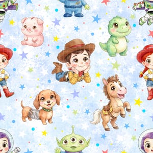 Może przedstawiać: Powtarzający się wzór z postaciami z kreskówek z serii Toy Story. Projekt zawiera Chudego, Jessie, Buzz'a Astrala, dinozaura, świnię, psa, konia i kosmitę, na jasnoniebieskim tle z gwiazdami i kolorowymi kropkami.