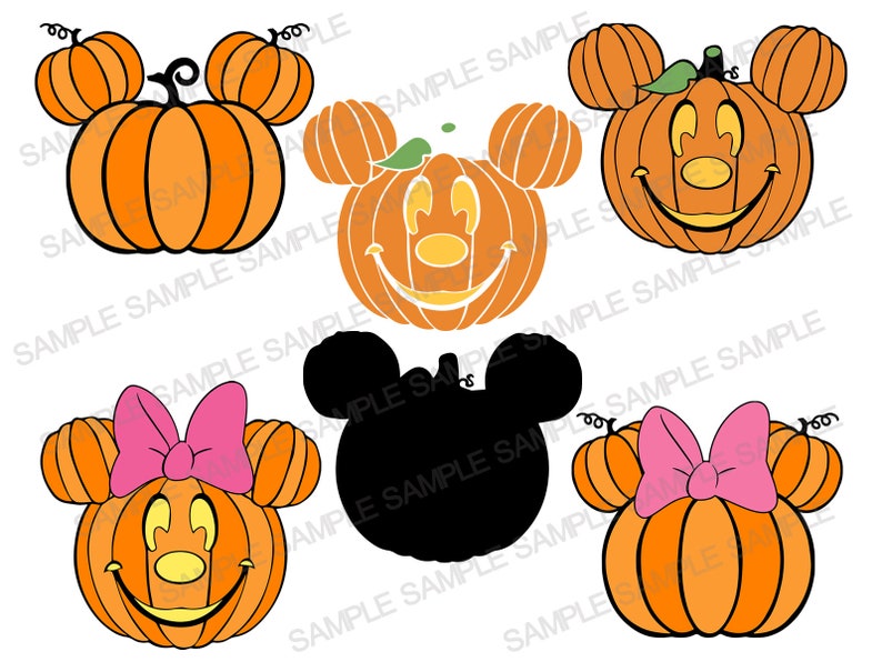 Op de afbeelding: Vier oranje pompoenen met Mickey Mouse en Minnie Mouse gezichten. De pompoenen hebben zwarte ogen, een zwarte neus en een zwarte glimlach. De pompoenen hebben groene stelen en zijn versierd met zwarte en roze strikken.