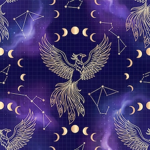 Può includere: Motivo senza cuciture con fenici dorate, lune crescenti, costellazioni ed elementi celesti su uno sfondo blu scuro e viola. Il design ha una sovrapposizione a griglia, creando un tema mistico e cosmico.