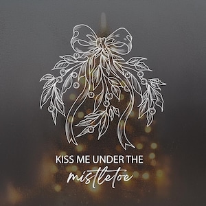 Puede incluir: Ilustración en línea blanca de un ramito de muérdago con lazo y cintas, sobre un fondo oscuro. El texto "KISS ME UNDER THE mistletoe" está debajo. La imagen tiene un efecto bokeh.