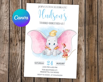 Puede incluir: Una invitación de cumpleaños azul y rosa con una ilustración de dibujos animados de Dumbo el elefante y Timothy Mouse. La invitación dice "¡Únete a nosotros para celebrar! ¡El tercer cumpleaños de Hudson!" e incluye la fecha, la hora y el lugar de la fiesta.