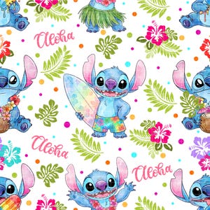 Può includere: Un motivo ripetuto con il personaggio Stitch di Lilo & Stitch. Stitch è raffigurato con una tavola da surf, indossa pantaloncini da bagno floreali ed è circondato da fiori tropicali, foglie e la parola "Aloha" in rosa.