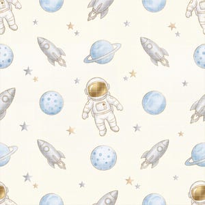 Könnte beinhalten: Ein sich wiederholendes Muster mit Astronauten, Raketen, Planeten und Sternen in Weiß, Blau und Gold auf cremefarbenem Hintergrund. Die Illustrationen haben einen skurrilen, handgezeichneten Stil und schaffen ein Weltraum-Thema.
