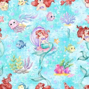 Può includere: Un motivo ripetuto e stravagante con sirene, creature marine e piante acquatiche su uno sfondo azzurro. Le illustrazioni includono sirene dai capelli rossi, pesci, meduse e coralli, creando un tema sottomarino.