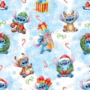Op de afbeelding: Een herhalend patroon met het personage Stitch uit Lilo & Stitch in verschillende kerstthema-outfits. De blauwe achtergrond heeft sneeuwvlokken, zuurstokken en groene strikken. Stitch is verkleed als elf, rendier en kerstman.