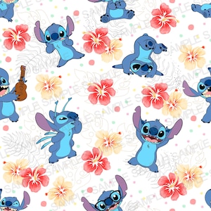 Op de afbeelding: Een naadloos patroon met Stitch van Lilo & Stitch. Het blauwe alienkarakter wordt in verschillende poses getoond, waaronder ukulele spelen, een bril dragen en zijn oren vasthouden. De achtergrond is wit met roze en gele hibiscusbloemen.
