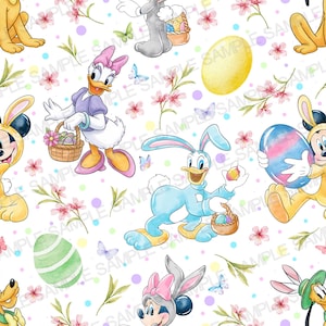 Puede incluir: Un patrón sin costuras con personajes de Disney celebrando la Pascua. Mickey Mouse, Donald Duck, Daisy Duck y Minnie Mouse se representan con huevos de Pascua, cestas y orejas de conejo. El fondo es blanco con lunares pastel, mariposas y acentos florales.