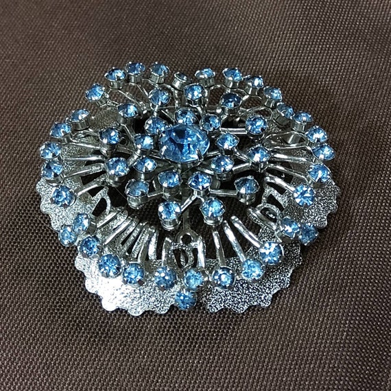 Beautiful Round Silvertone Floral Brooch with Met… - image 1