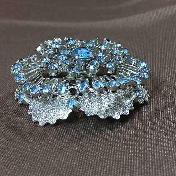 Beautiful Round Silvertone Floral Brooch with Met… - image 6