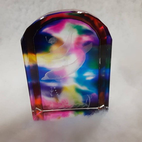 Prisme de cristal arc-en-ciel avec des dauphins gravés à