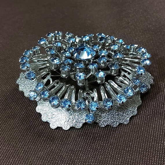 Beautiful Round Silvertone Floral Brooch with Met… - image 3